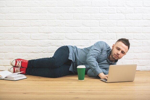 Homem caucasiano com laptop e café