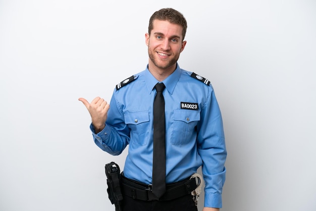 Foto homem caucasiano da polícia jovem isolado no fundo branco, apontando para o lado para apresentar um produto