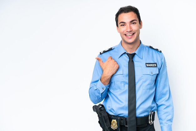 Foto homem caucasiano da polícia jovem isolado no fundo branco, apontando para o lado para apresentar um produto