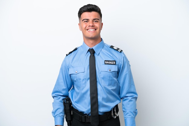 Homem caucasiano da polícia jovem isolado no fundo branco rindo