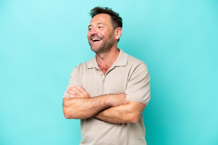 Foto homem caucasiano de meia-idade isolado em fundo azul feliz e sorridente