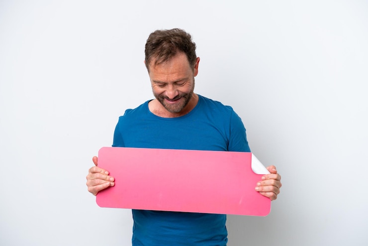 Foto homem caucasiano de meia-idade isolado no fundo branco, segurando um cartaz vazio
