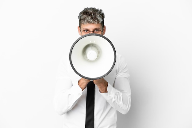 Homem caucasiano de negócios isolado no fundo branco gritando em um megafone