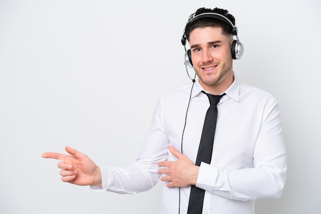 Foto homem caucasiano de operador de telemarketing isolado no fundo branco, apontando o dedo para o lado