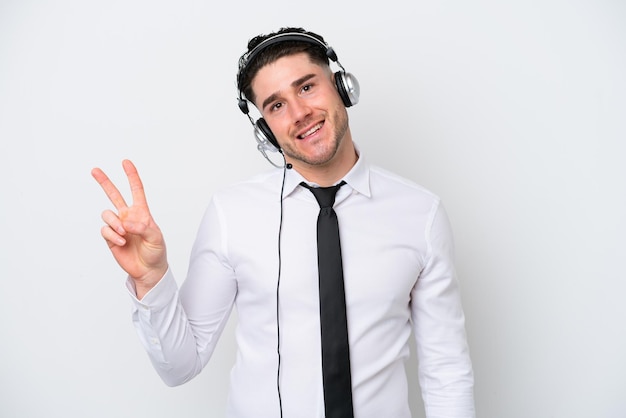 Homem caucasiano de telemarketing isolado no fundo branco sorrindo e mostrando sinal de vitória