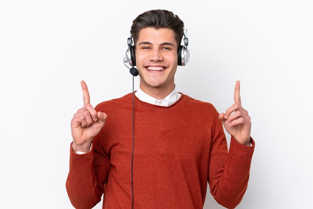 Homem caucasiano de telemarketing trabalhando com um fone de ouvido isolado no fundo branco, apontando uma ótima ideia