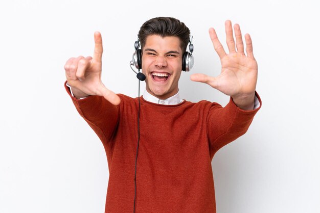 Homem caucasiano de telemarketing trabalhando com um fone de ouvido isolado no fundo branco contando sete com os dedos