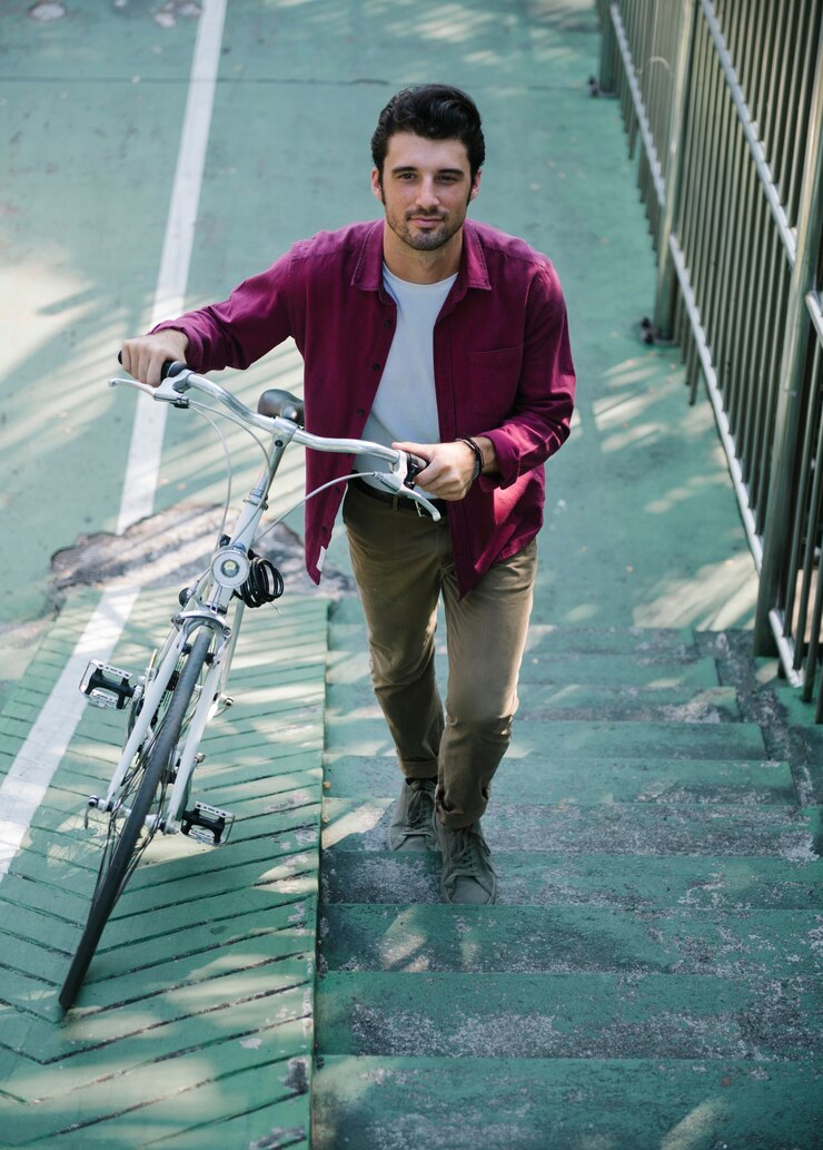 Foto homem caucasiano empurrando sua bicicleta colina acima