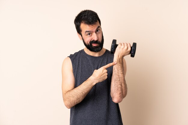 Homem caucasiano esporte com barba fazendo levantamento de peso sobre o espaço isolado, fazendo o gesto de chegar atrasado