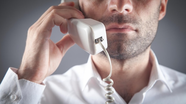 Homem caucasiano falando no telefone do escritório