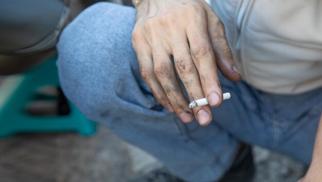 Foto homem caucasiano fumando cigarro ao ar livre