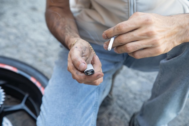 Foto homem caucasiano fumando cigarro ao ar livre