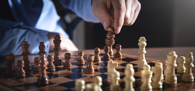 Homem caucasiano jogando jogo de tabuleiro de xadrez