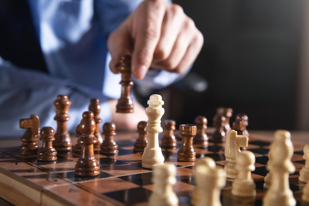 Homem caucasiano jogando jogo de tabuleiro de xadrez