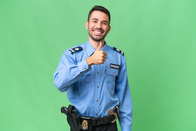 Foto homem caucasiano jovem policial sobre fundo isolado, dando um polegar para cima gesto