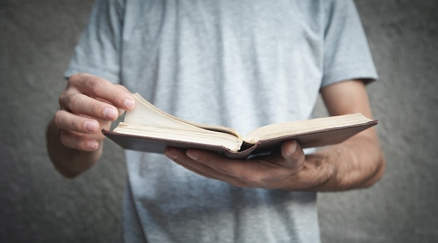 Homem caucasiano lendo a Bíblia. Religião