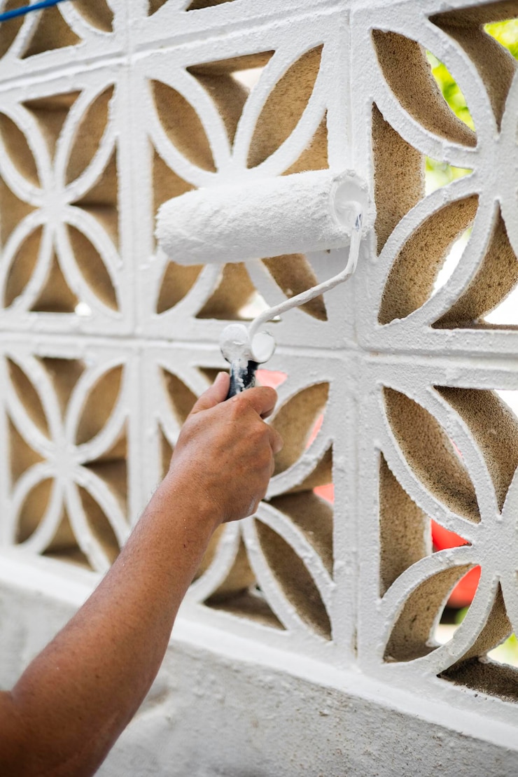 Foto homem caucasiano pintando uma casa perfeita para renovação doméstica e projetos diy
