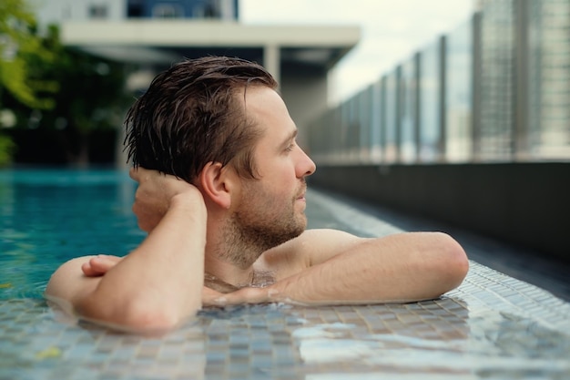 Homem caucasiano satisfeito em uma piscina