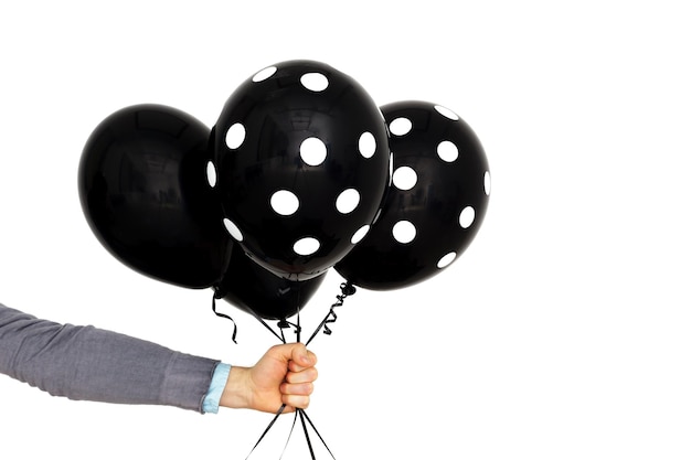 Homem caucasiano segura na mão balões pretos Presente para triste mesmo