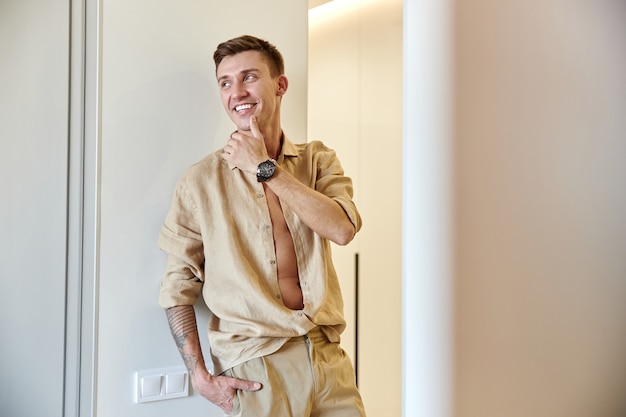 Homem caucasiano sorridente e feliz em apartamentos novos