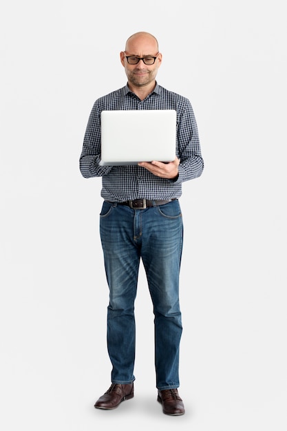 Homem caucasiano, usando computador portátil