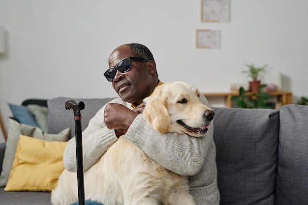 Homem cego sentado com cão-guia