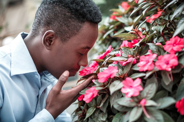 Homem cheirando as flores