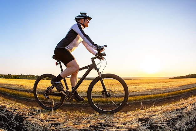 homem ciclista anda de bicicleta em uma estrada na natureza, esportes, ciclismo e hobbies de saúde