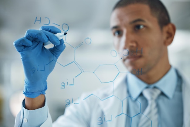 Foto homem cientista pensando e escrevendo na fórmula de vidro e estudo para engenheiro de compostos químicos ou ideia pesquisa científica e brainstorming em matemática de bordo e moléculas para desenvolvimento em laboratório