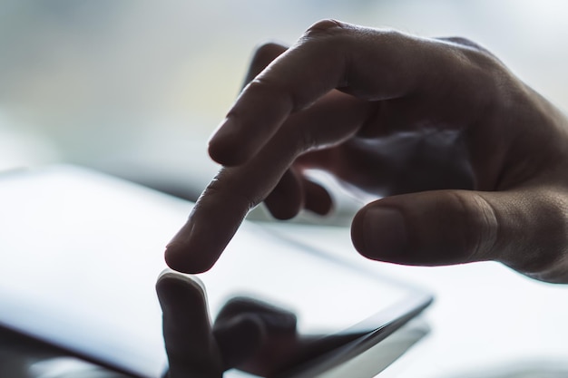 Homem clica com o dedo em um conceito de negócio e tecnologia de tablet digital Close Up