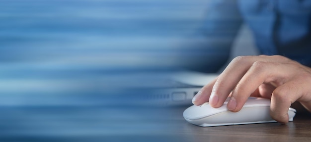 Homem clicando com a mão no mouse do computador e digitando no teclado do computador Internet Tecnologia de Negócios