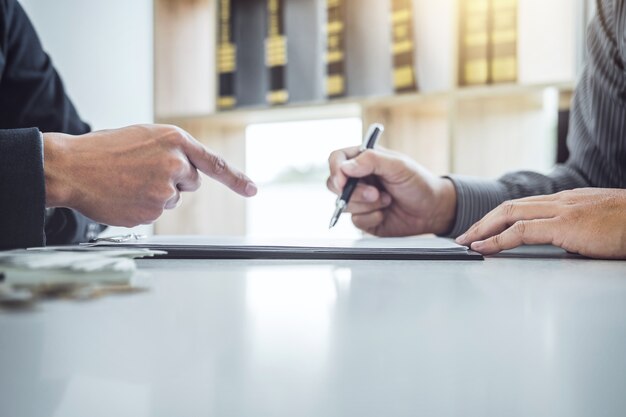 Homem cliente assinatura contrato de contrato de documento de carro, contrato de empréstimo de carro bem sucedido