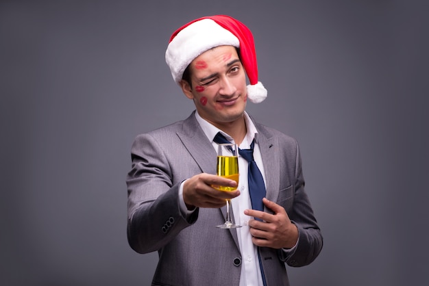 Homem coberto de beijos com chapéu de Papai Noel