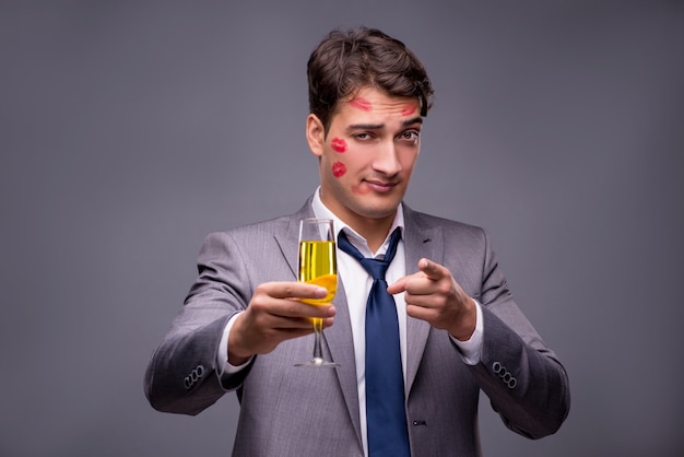 Homem coberto de beijos com Taça de champanhe