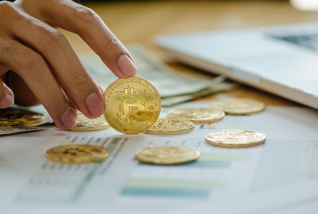 homem colocando bitcoins verticalmente É uma moeda de valor que pode ser comprada no futuro