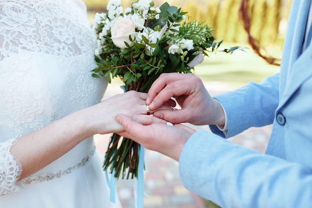 Homem colocando o anel na senhora. Mãos de um casal sênior. Preencha seu coração com amor. Não tenha medo.