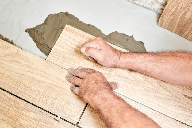 Homem colocando piso cerâmico