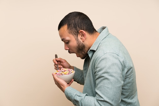 Homem colombiano segurando uma tigela de cereais