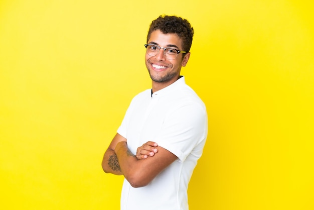 Homem colombiano sobre fundo isolado rindo