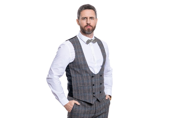 Homem com a barba por fazer em smoking formal isolado em fundo branco homem de smoking formal em estúdio