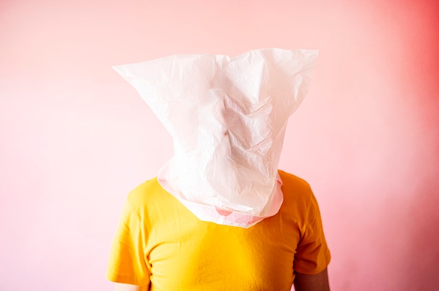 Homem com a cabeça coberta por um saco plástico