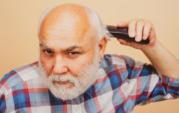 Homem com aparador de cabelo velho careca aparador de cabelo maduro conceito de calvície e perda de cabelo