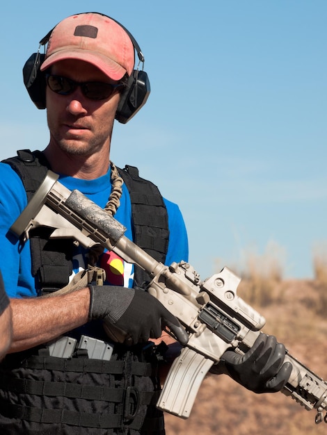 Homem com AR-15 praticando tiro ao alvo.