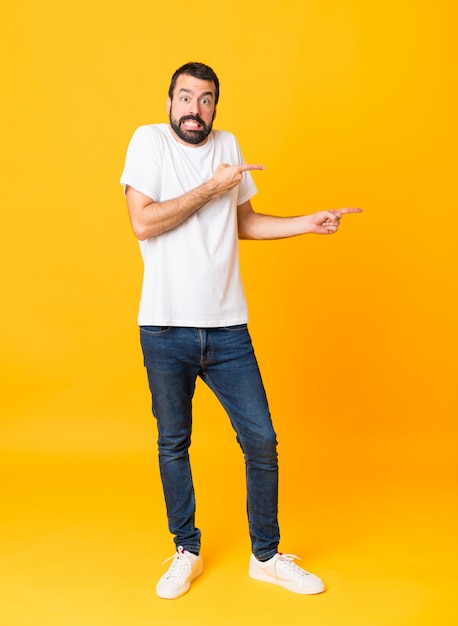 Homem com barba assustada e apontando para o lado