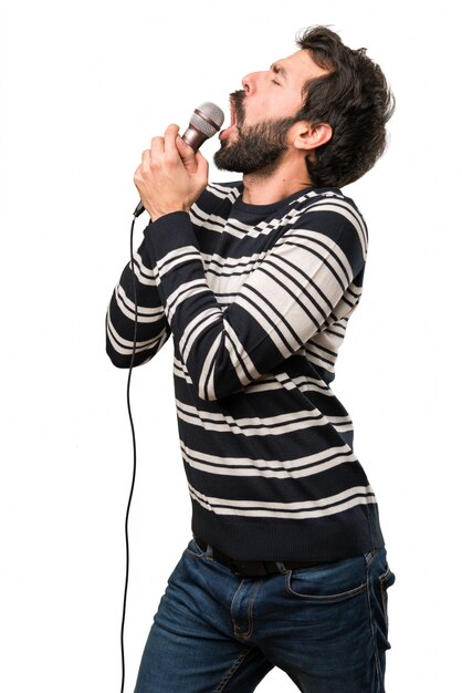 Foto homem com barba cantando com microfone