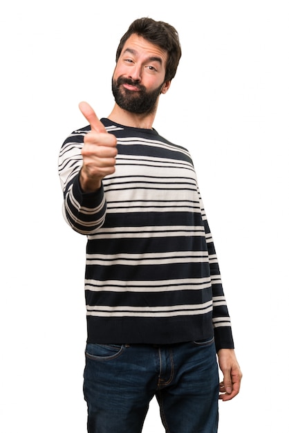 Foto homem com barba com o polegar para cima