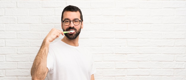 Homem, com, barba, dentes escovando