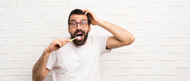 Homem, com, barba, dentes escovando