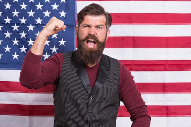 Homem com barba e bigode EUA bandeira fundo conceito de alto-falante patriótico