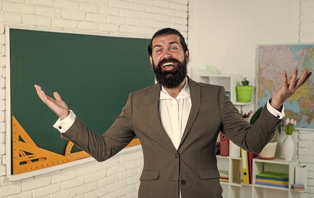 Homem com barba e bigode parece empresário ou professor na faculdade ou escola felicidade